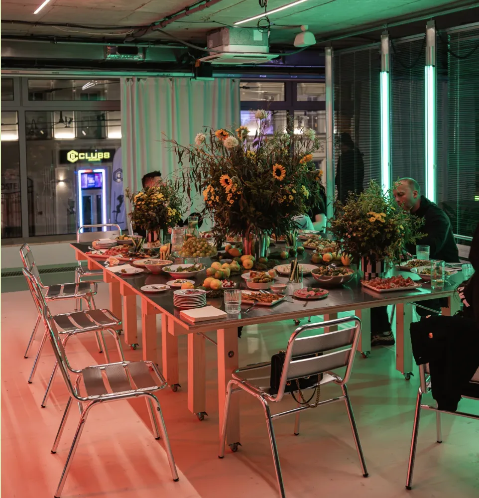 večerný event Studio v meste