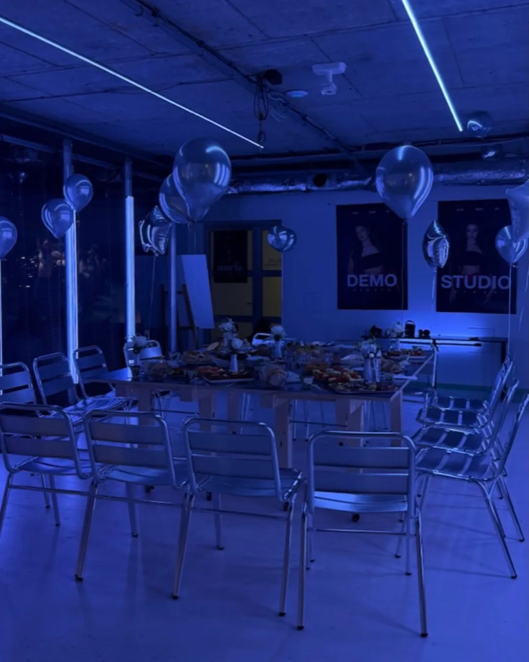 Eventový priestor Štúdio v meste pripravený na krst albumu a spoločenský večer. Eventový priestor Štúdio v meste pripravený na krst albumu a spoločenský večer.