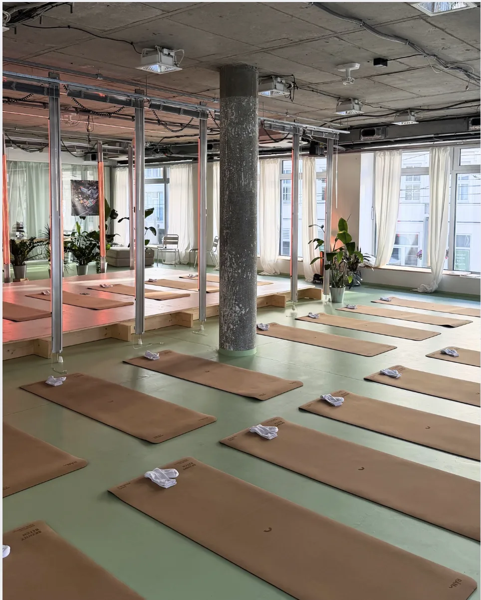 Wellbeing yoga event v eventovom priestore Štúdio v meste.