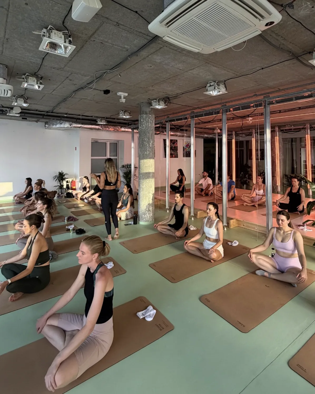 Sunset joga v modernom eventovom priestore Štúdio v meste.