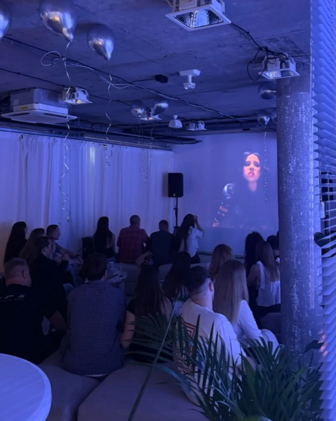 Hostia počas eventu v modernom eventovom priestore Štúdio v meste. Hostia počas eventu v modernom eventovom priestore Štúdio v meste.